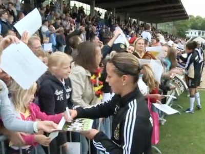 Inka Grings signe des autographes devant un public venu en nombre (DFB) Inka Grings signe des autographes devant un public venu en nombre (DFB)