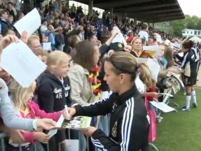 Inka Grings signe des autographes devant un public venu en nombre (DFB)