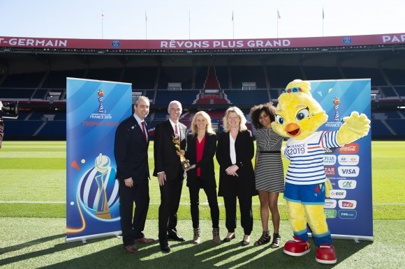 Peter Montopoli (Secrétaire Général CSA), Steve Reed (Président CSA), Kristine Lilly (FIFA Legend ), Brigitte Henriques (Vice-présidente de la FFF et du COL), Laura Georges (FIFA Legend) et ettie™ (Mascotte officielle de la FWWC).