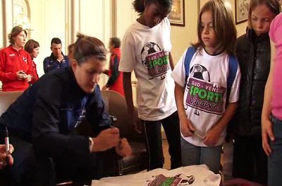 Les lauréates de la Roche sur Yon ont pu passer un moment avec les bleues à Clairefontaine avant leur départ pour l'Allemagne... Les lauréates de la Roche sur Yon ont pu passer un moment avec les bleues à Clairefontaine avant leur départ pour l'Allemagne...