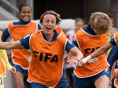 Soubeyrand et les joueuses remplaçantes quittant le banc (photo : Eric Baledent)