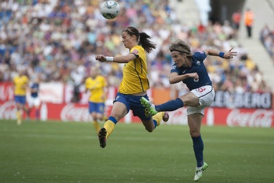 Lotta Schelin, ici face à Sonia Bompastor, aura fait quelques misères à la défense française inscrivant notamment le premier but suédois (Photo : Eric Baledent)