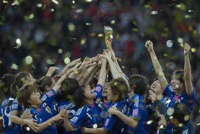 La joie des Japonaises qui soulèvent le trophée pour la première fois de leur histoire (Photos : Eric Baledent)