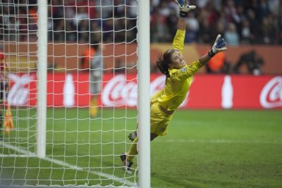 Hope Solo ne peut arrêter le dernier tir au but de Kumagai. Les USA ne remporteront pas de troisième titre mondial Hope Solo ne peut arrêter le dernier tir au but de Kumagai. Les USA ne remporteront pas de troisième titre mondial
