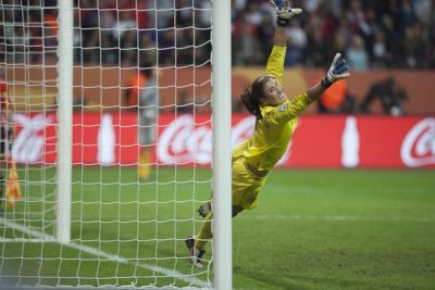 Hope Solo ne peut arrêter le dernier tir au but de Kumagai. Les USA ne remporteront pas de troisième titre mondial