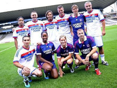Sarah Bouhaddi, Elodie Thomis et Amandine Henry étaient aussi présentes il y a quelques jours pour la présentation des nouveaux maillots (photo : olweb.fr) Sarah Bouhaddi, Elodie Thomis et Amandine Henry étaient aussi présentes il y a quelques jours pour la présentation des nouveaux maillots (photo : olweb.fr)