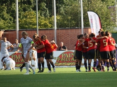 Alba Pomares, félicitée, inscrit un but décisif dans les arrêts de jeu