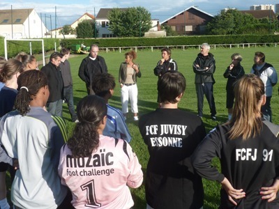 Sandrine Mathivet et tout son staff avec les joueuses lors de la reprise (photo : Charlotte Beaune)