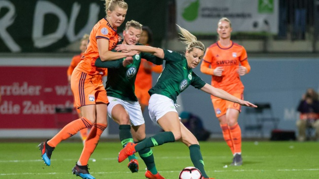 Goessling, balle au pied, devant Hegerberg (photo VfL) Goessling, balle au pied, devant Hegerberg (photo VfL)
