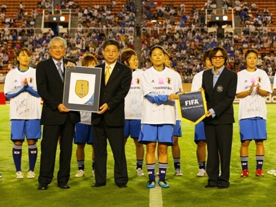 Remise de l’insigne des championnes du monde de la FIFA aux Japonaises Remise de l’insigne des championnes du monde de la FIFA aux Japonaises