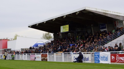 La tribune d'honneur copieusement garnie La tribune d'honneur copieusement garnie