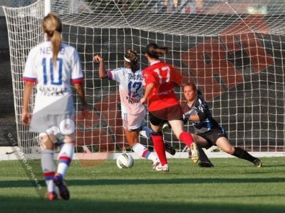 Thomis élimine la gardienne et inscrit le 7e but (photo : prosport) Thomis élimine la gardienne et inscrit le 7e but (photo : prosport)