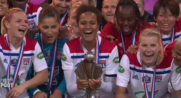 Wendie Renard soulève le trophée (capture image TV) Wendie Renard soulève le trophée (capture image TV)