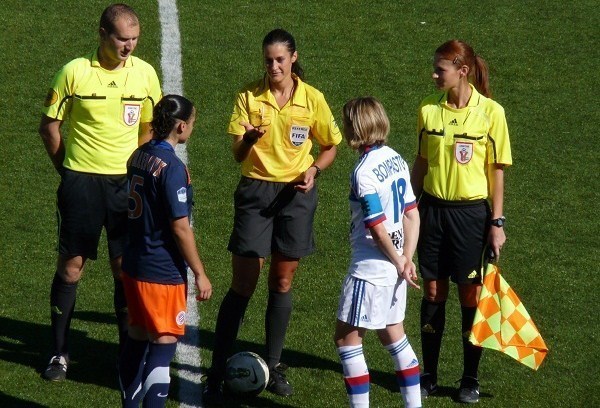 Ici lors du toss avec Séverine Zinck, Ophélie Meilleroux (n°5) et Sonia Bompastor (n°18) Ici lors du toss avec Séverine Zinck, Ophélie Meilleroux (n°5) et Sonia Bompastor (n°18)