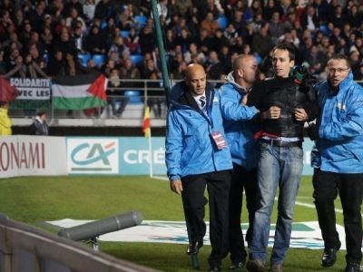 Des banderoles dans les tribunes, à gauche, des personnes arrêtées (photo : P Blond)