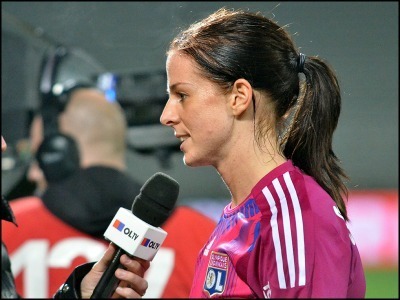 Lotta Schelin au micro d'OL TV (Photo : Alexandre Ortega)