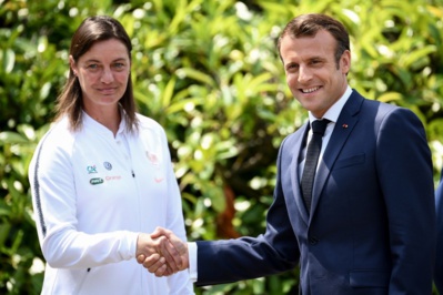 Corinne Diacre avec Emmanuel Macron Corinne Diacre avec Emmanuel Macron
