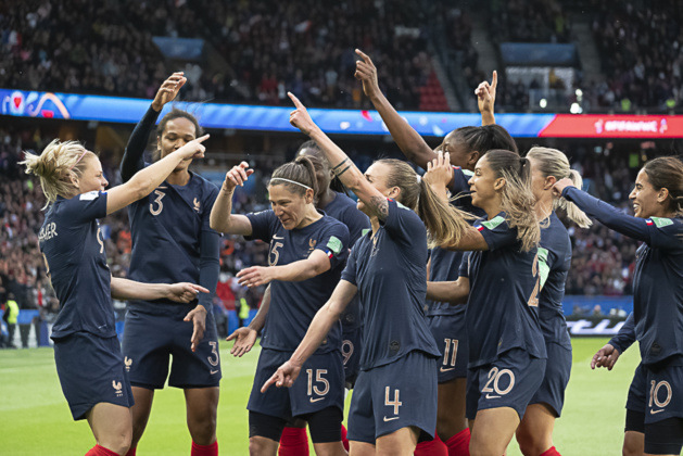 Les Françaises ont dansé sur la pelouse du Parc des Princes (photo Eric Baledent/FOF) Les Françaises ont dansé sur la pelouse du Parc des Princes (photo Eric Baledent/FOF)