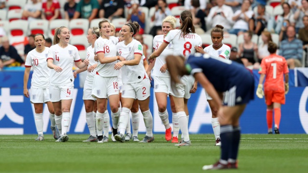 Les Anglaises fêtent leur victoire (photo FIFA.com)