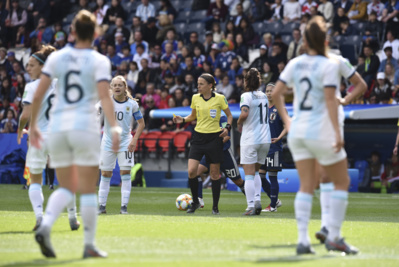 Banini avec son numéro 10 à gauche de Stéphanie Frappart (photo Frédérique Grando/FOF) Banini avec son numéro 10 à gauche de Stéphanie Frappart (photo Frédérique Grando/FOF)