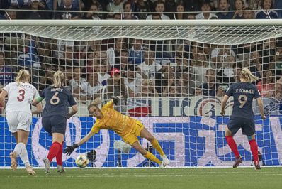 Le penalty réussi par Le Sommer (photo Eric Baledent/FOF)