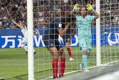 Wendie Renard et Sarah Bouhaddi constatent les dégâts (photo Eric Baledent/FOF)