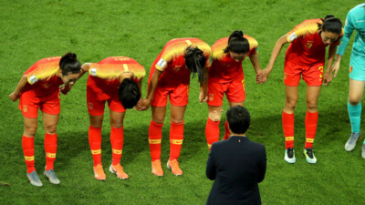 Les Chinoises saluent leur public (photo FIFA.com)