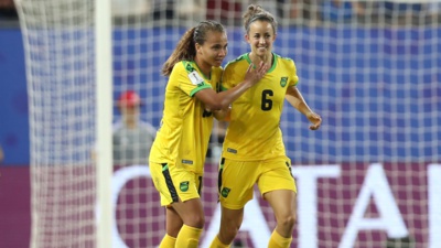 Solaun, à droite, reste la première buteuse de la Jamaïque en Coupe du Monde (photo FIFA.com) Solaun, à droite, reste la première buteuse de la Jamaïque en Coupe du Monde (photo FIFA.com)