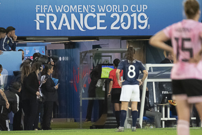 L'arbitre consulte la VAR (photo Eric Baledent/FOF)