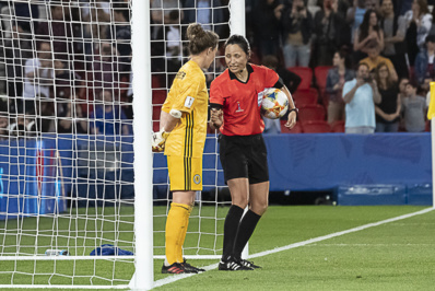 L'arbitre nord-coréenne rappelant les consignes (photo Eric Baledent/FOF)