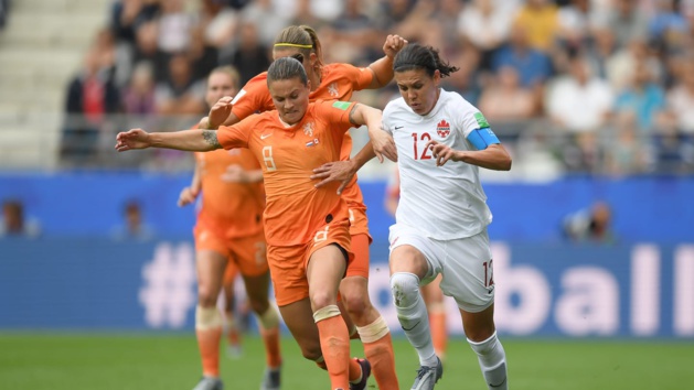Sinclair à droite à la lutte avec Spitse (photo FIFA.com)
