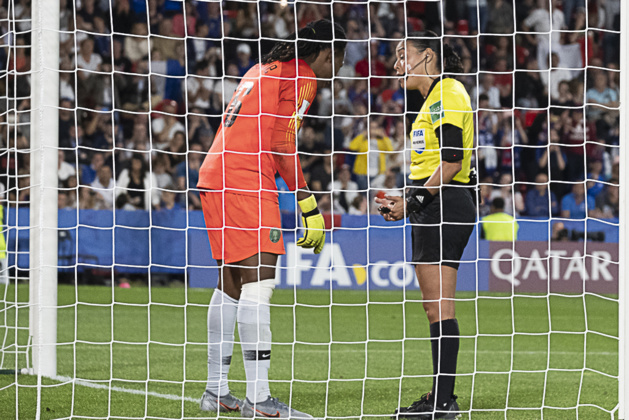 L'arbitre rappelle la règle à la gardienne nigeriane (photo Eric Baledent/FOF)