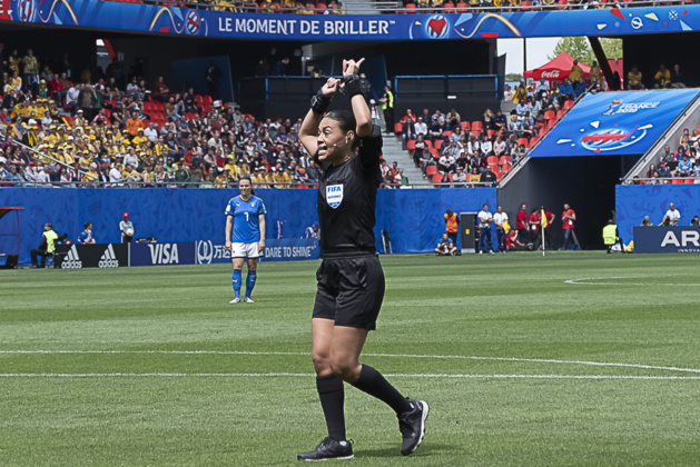 L'arbitre Melissa Borjas a fait appel plusieurs fois à la VAR (photo Eric Baledent/FOF) L'arbitre Melissa Borjas a fait appel plusieurs fois à la VAR (photo Eric Baledent/FOF)