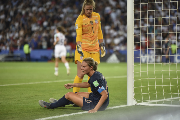 Amandine Henry à terre à l'image de la déception tricolore (photo Frédérique Grando/FOF)