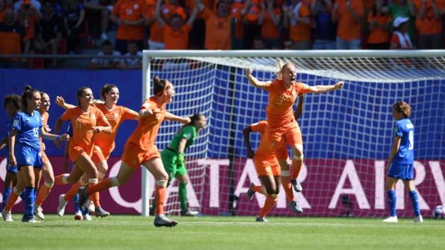 van der Gragt fait le break dix minutes après Miedema (photo FIFA.com) van der Gragt fait le break dix minutes après Miedema (photo FIFA.com)