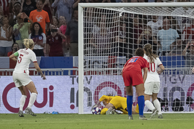 Naeher bloque le penalty de Houghton (photo Eric Baledent) Naeher bloque le penalty de Houghton (photo Eric Baledent)