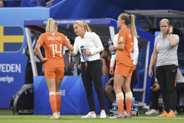 La buteuse Jackie Groenen avec sa coach Sarina Wiegman (photo Frédérique Grando/FOF)