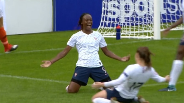 Entrée décisive de Malard (photo UEFA.com) Entrée décisive de Malard (photo UEFA.com)