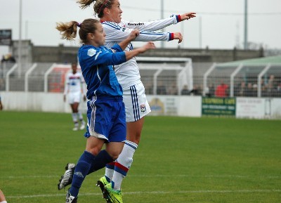 Anaïs Dumont à gauche espère reste en D1 avec son club (photo club)