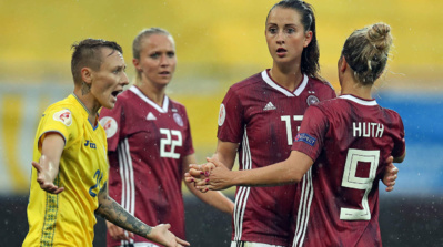 La Parisienne Däbritz au centre a réalisé un triplé (photo DFB) La Parisienne Däbritz au centre a réalisé un triplé (photo DFB)