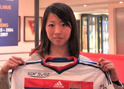 Ami Otaki devant le siège de l'OL (photo olweb.fr)