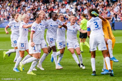 Bouhaddi félicitée à la fin du match (photo OL)