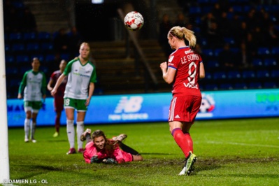 Le Sommer ajuste un coup de tête face au but vide (photo twitter OL) Le Sommer ajuste un coup de tête face au but vide (photo twitter OL)