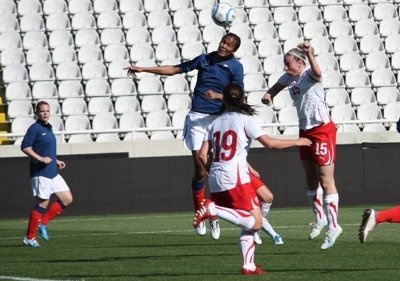 Wendie Renard et les Bleues se sont envolées dimanche pour Chypre (photo Sébastien Duret)