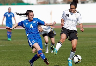 Celia Okoyino Da Mbabi, à droite et l'Allemagne se sont imposées 1-0 (photo DFB) Celia Okoyino Da Mbabi, à droite et l'Allemagne se sont imposées 1-0 (photo DFB)