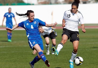 Celia Okoyino Da Mbabi, à droite et l'Allemagne se sont imposées 1-0 (photo DFB)