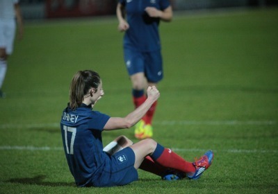 Gaëtane Thiney heureuse après son trentième but en Bleue (Photo : Antonio Mesa - fff.fr)