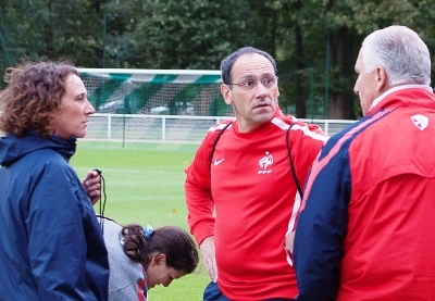 Le staff U19 en pleine discussion (photo Le Moustic Production)