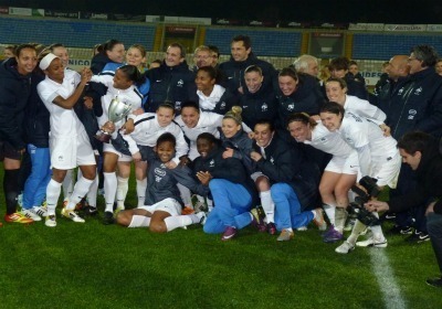 Les Bleues toute à leur joie de remporter leur premier tournoi de Chypre (Photos : Thibault Simonnet)