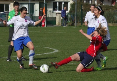 A l'image du tacle de Jarosz, Arras a pris le dessus sur Condé (photo J-L Martinet/FCF Arras)